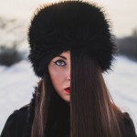 śnieg, snow, dziewczyna, zima, czapka, laliki, spojrzenie, look, eyes, hair, włosy, samyang 35, sony alfa 6000
